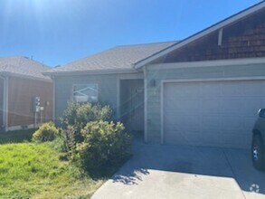 Building Photo - 3 Bedroom 2 Bathroom Duplex