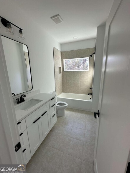 Building Photo - Room in Duplex on Plaza Ave SW