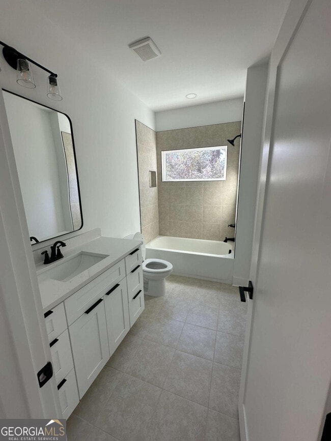 Building Photo - Room in Duplex on Plaza Ave SW