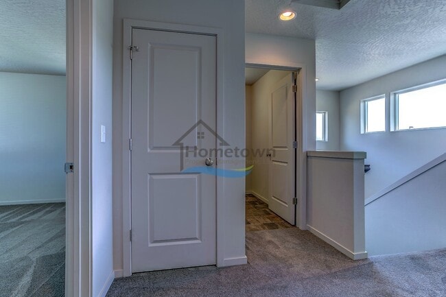 Building Photo - Beautiful 3 bed 2.5 bath Home in Post Falls