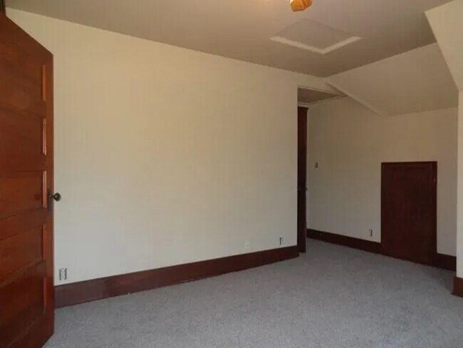 Building Photo - 320 N Dodge St