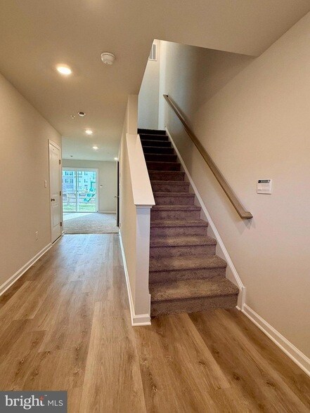 Building Photo - 209 Independence Ct