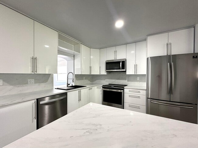 Building Photo - 1455 NE Silver Maple Way