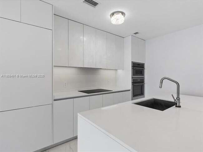 Building Photo - 700 NE 24th St