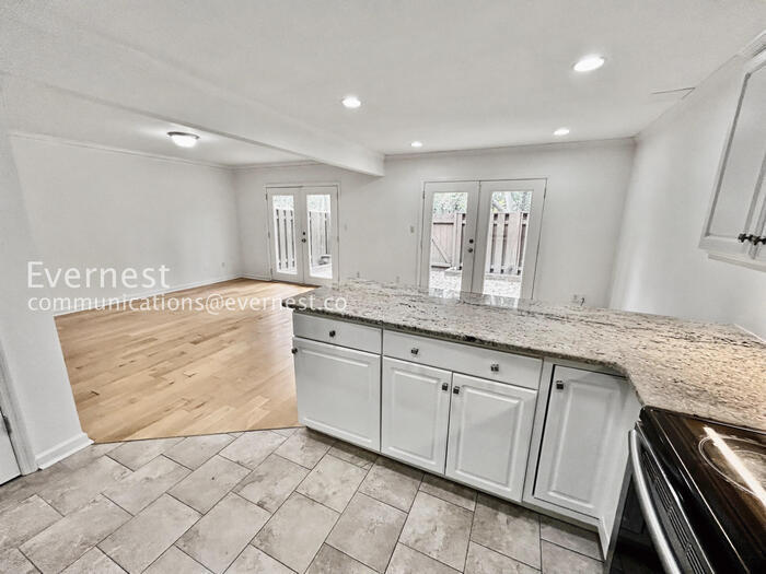 Building Photo - 438 The North Chace