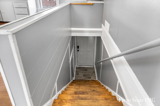 Building Photo - Spacious Upstairs Unit with 3 Flexible Rooms & Full Kitchen