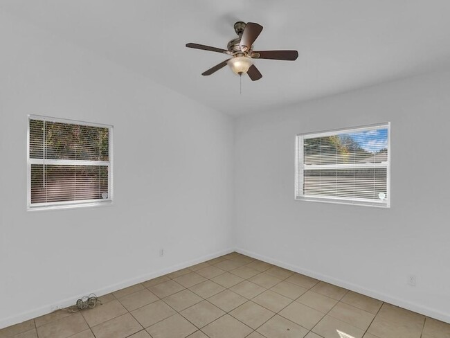 Building Photo - 703 5th Pl SW