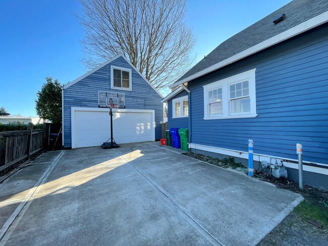 Building Photo - Charming Milwaukie Craftsman Home with Fen...