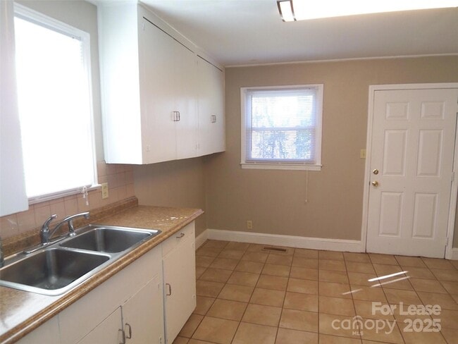 Building Photo - 2421 Pinckney Ave