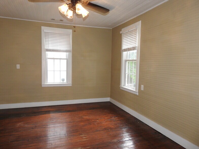 Second bedroom, corner windows overlooking back yard. - 3230 PARK AVE