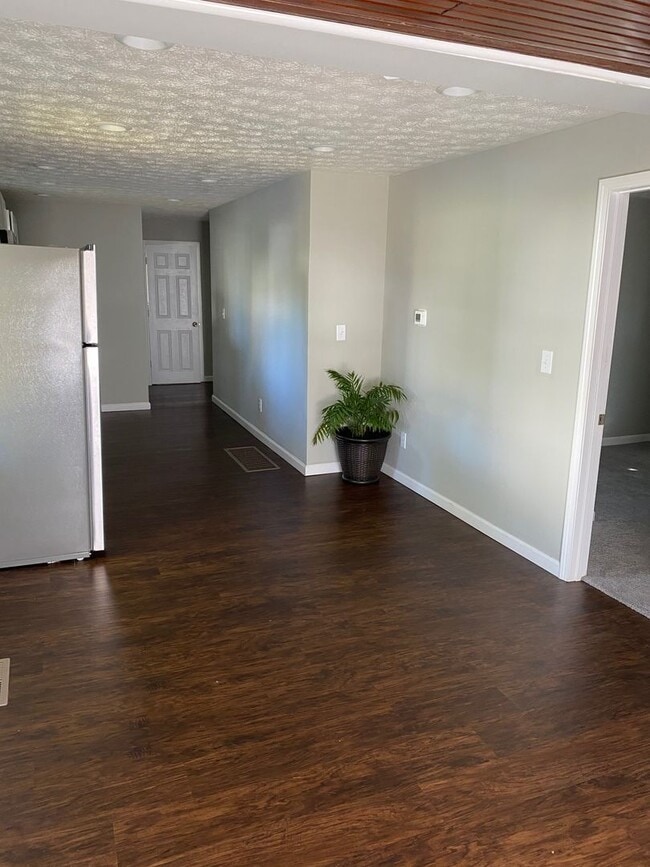 Building Photo - Newly Renovated 3 bed 2 bath House w/ deta...