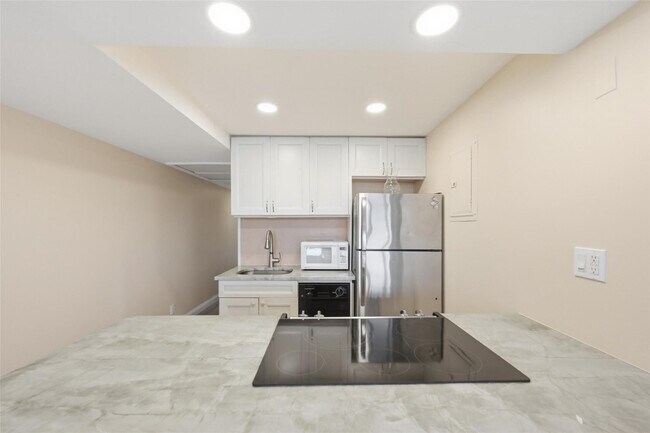 Building Photo - 801 NE 18th Ct