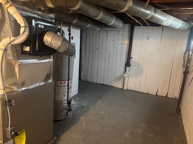 Building Photo - Move-In Ready 3BR Home w/ Fireplace, Garage & Basement – Cleveland