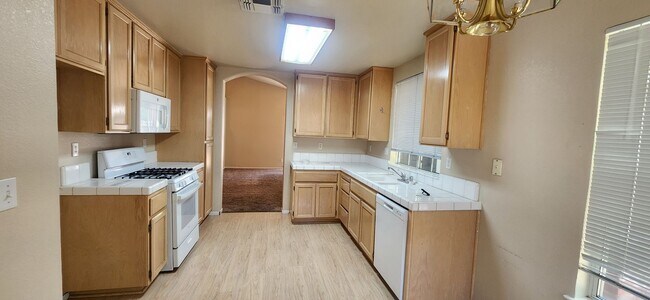 Building Photo - Wonderful 3 Bedroom Home in Desirable Laguna West Neighborhood