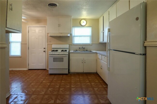 Building Photo - 2701 Hillside Dr