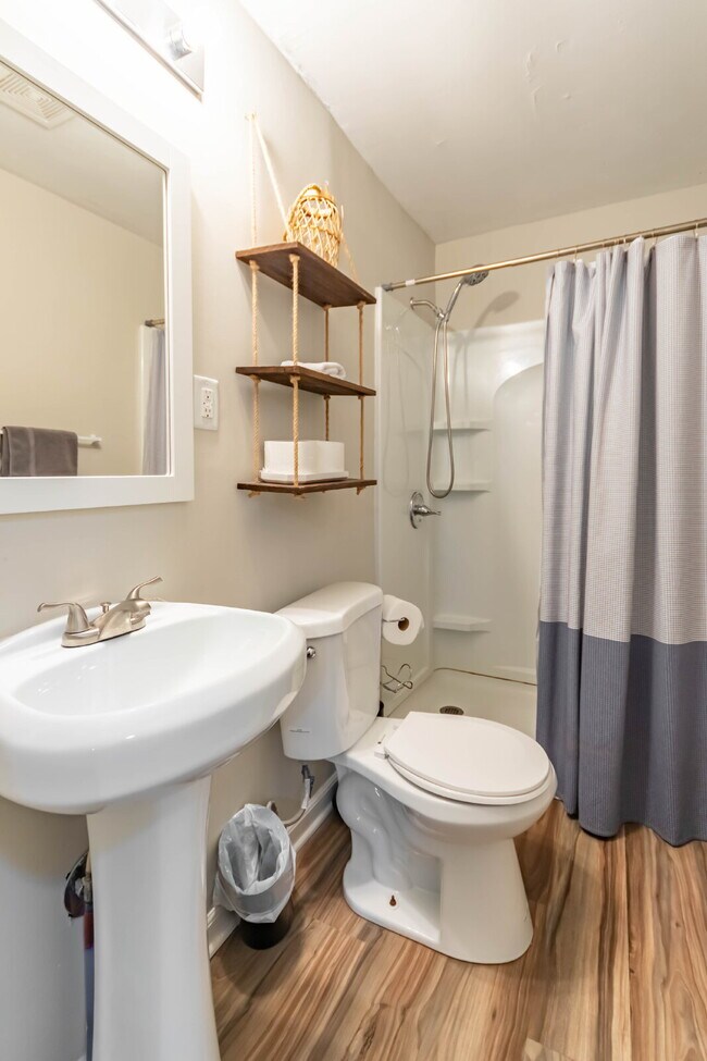 Building Photo - Furnished, All Inclusive Mid-term Lease!