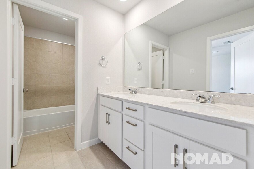 Building Photo - 9215 Lair Cove Dr