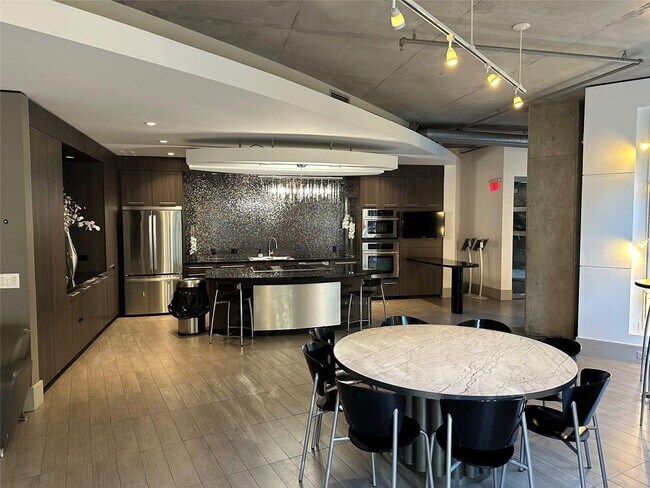 Building Photo - 1901 Post Oak Blvd