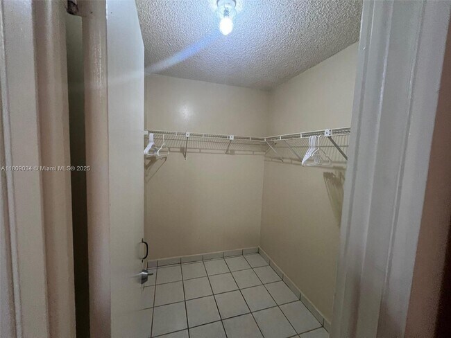 Building Photo - 1160 SW 9th St