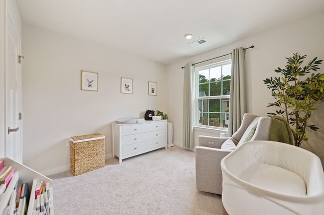 Building Photo - 3be/2.5ba 3-Level Townhouse Key Location Between Durham and Chapel Hill