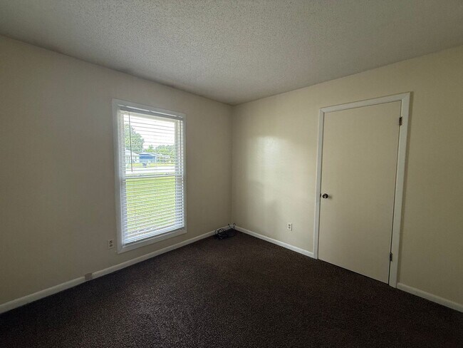 Building Photo - 3 bedroom, 2 bath House