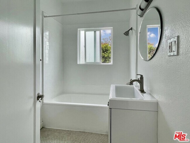 Building Photo - 124 N Mansfield Ave