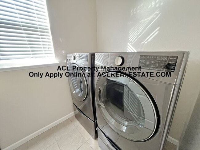 Building Photo - Spacious 5 Bedroom Brentwood Home With Solar Tesla Powerwall And Prime Walkable Location