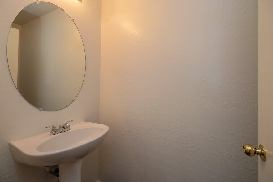 Building Photo - 452 S Sabrina