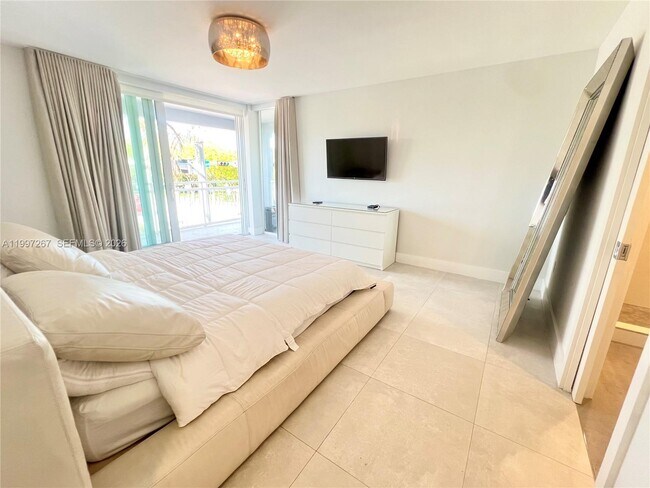 Building Photo - 7832 Collins Ave