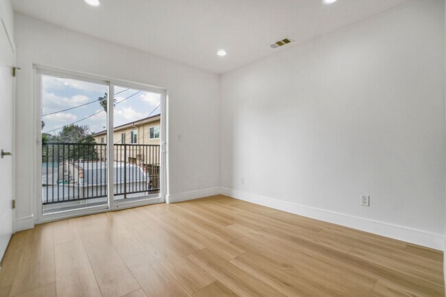 Building Photo - RECENTLY REMODELED TOWNHOME | 4 BED 4 BATH | GARAGE