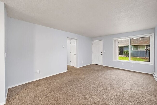 Building Photo - 3 Bedroom 1.5 Bathroom Apartment Home, Washer Dryer in Unit!