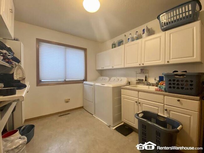 Building Photo - Unique 5BR/4BA 5 Level Home Available 11/4!