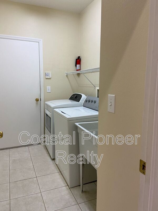 Building Photo - 10542 San Travaso Dr