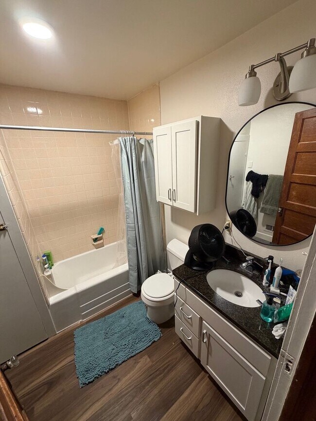 Building Photo - 645