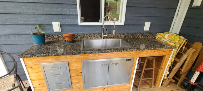 Building Photo - Short-Term Rental - Less than 10mins from ...