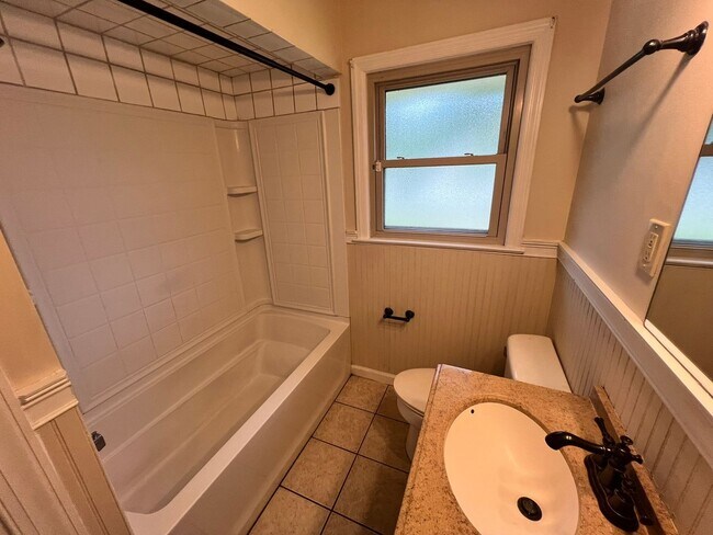 Building Photo - 3Br/1Ba Off Steam Mill Road- Move In Speci...