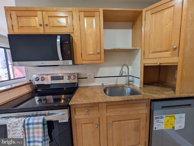 Building Photo - 6431 Richmond Hwy