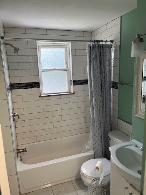 1 full bathroom - 254 Adelaide Pl