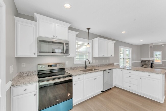 Building Photo - Modern 3-Bedroom Home with Granite Counter...