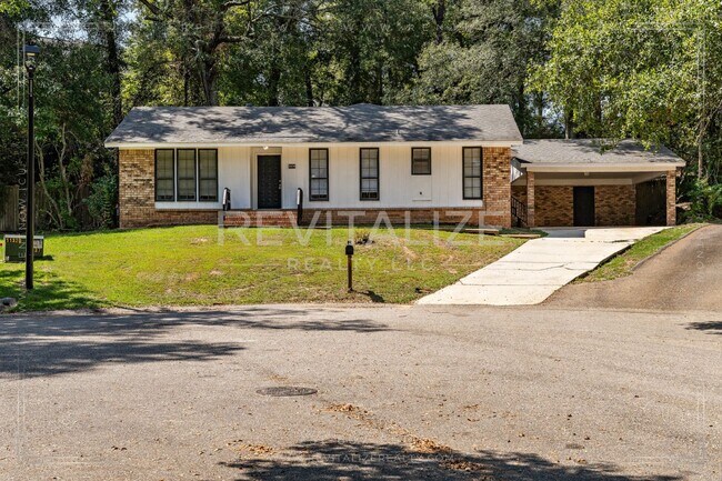 Building Photo - Beautifully Updated 3-Bedroom Home with Gr...