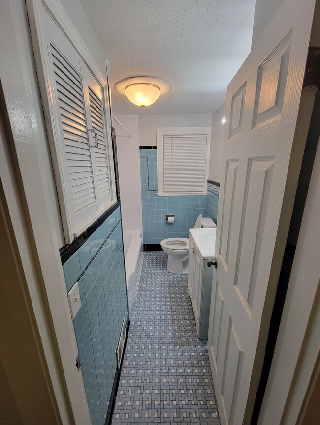 FULL BATHROOM - 58 Eddy St