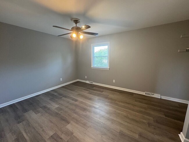 Building Photo - Renovated Townhouse with Fenced Yard