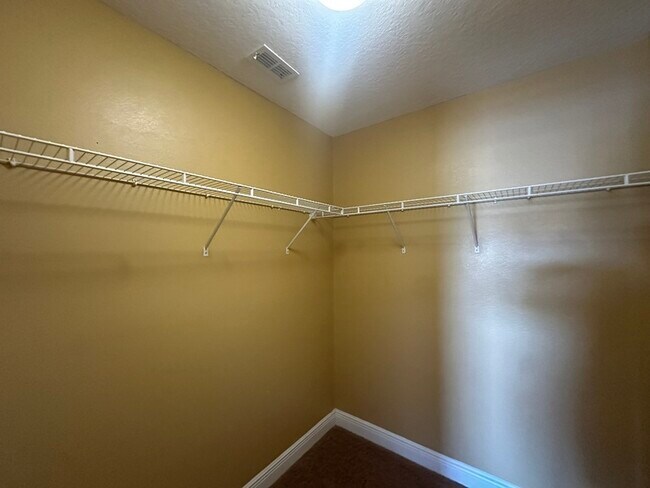 Building Photo - 2412 Country Pond Ct