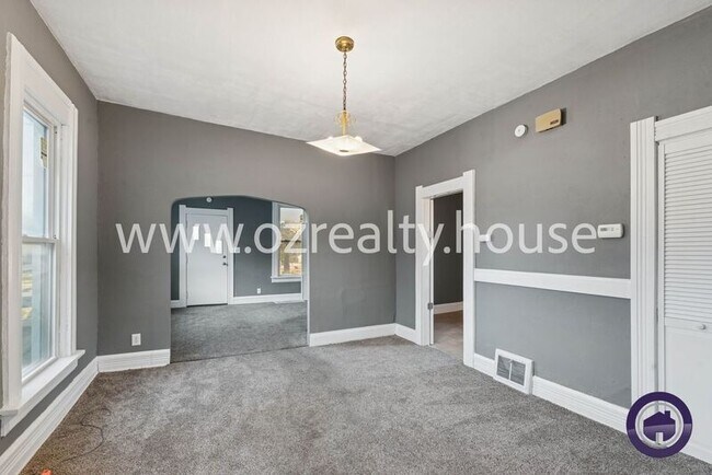 Building Photo - 222 E Park St