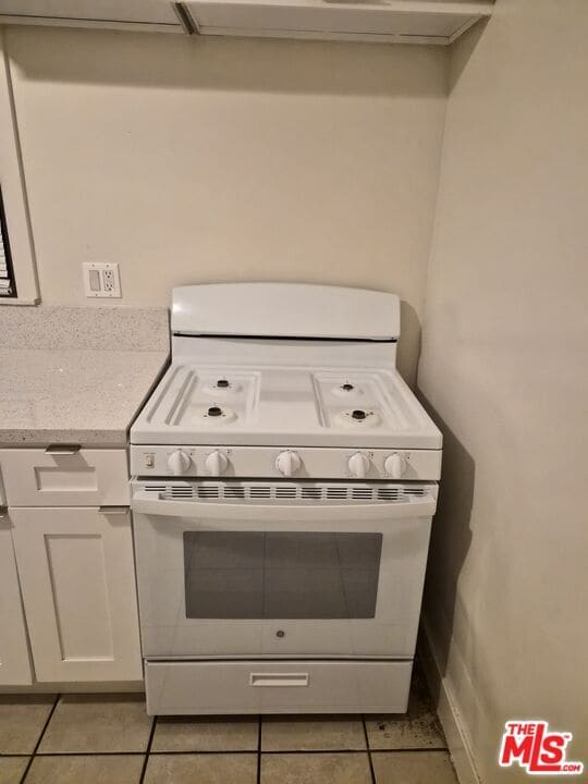 Building Photo - 6685 De Longpre Ave