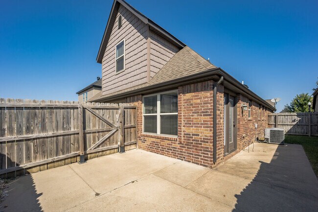 Building Photo - 3211 SW Stonepoint Ave