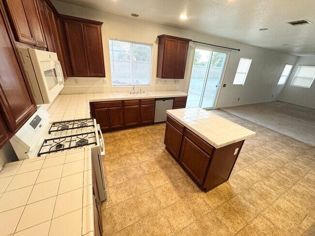 Building Photo - Spacious 5 bedroom home