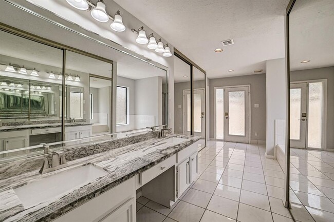 Building Photo - 3310 Meadway Dr