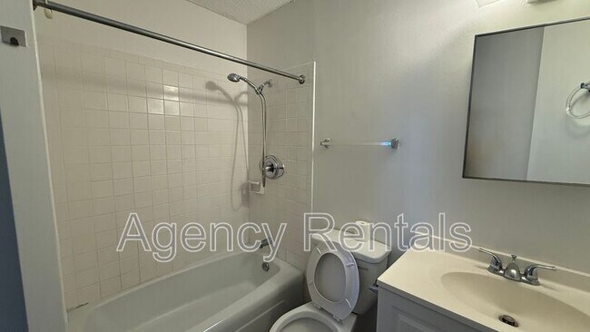 Building Photo - 1125 Young St