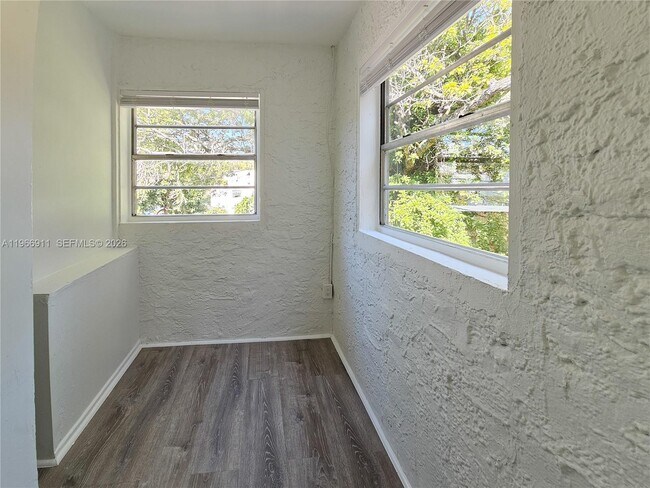 Building Photo - 2007 SW 10th St